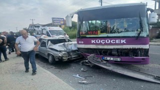 Sakaryada halk otobüsü ile otomobil çarpıştı: 6 yaralı