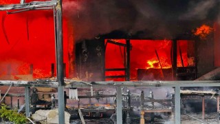 Sakarya'da restoran alevlere teslim oldu, çok sayıda ekip sevk edildi