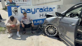 Samsunda 2 otomobile çarpıp savrulan araç duvara çarptı: 3 yaralı