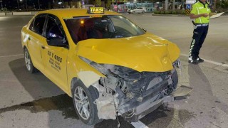 Samsun'da kavşakta iki ticari taksi çarpıştı: 2 yaralı