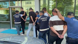 Samsunda takip ettikleri taksinin içindeki müşteriyi darp eden 4 kişi gözaltına