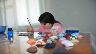 Samsunlu minik Elif Zehra, deniz kabuklarını sanat eserine dönüştürüyor