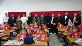 Samsunsporlu futbolculardan ilkokul çocuklarına defter hediyesi
