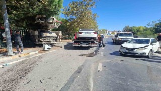Sancaktepede beton pompa aracı karşı şeride geçerek 3 araca çarptı: 5 yaralı