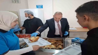 Sarıgöl Milli Eğitim Müdürü pansiyonda kalan öğrencilere yemek dağıttı