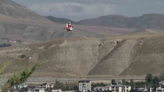 Sarılık hastası bebek ambulans helikopter ile Vana getirildi