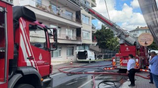 Sarıyer'de korkutan yangın: İki binanın çatısı ile bir araç yandı