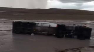 Şefaatli'de yağış sele dönüştü, tır yan yattı