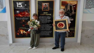 Şehit anne ve babası Türk bayrağıyla okulda