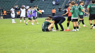 Selçuk İnan, Berkan Kutlu'yu maç sonu alnından öptü