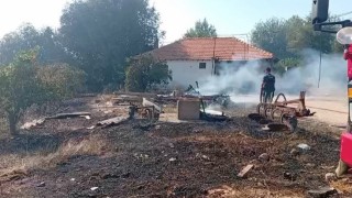 Serik'te çıkan yangında biber serası zarar gördü, alevler eve metreler kala durduruldu