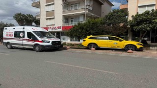Serik'te taksi ile hafif ticari araç çarpıştı, mahalleli kavşağa önlem alınmasını istedi
