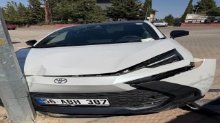 Siirtte otomobil aydınlatma direğine çarptı