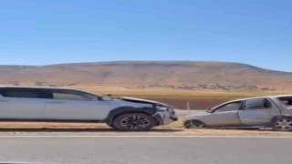 Siirtte trafik kazası: Araçlarda maddi hasar oluştu