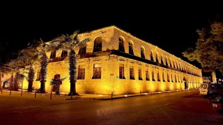 Silifke Hükümet Konağı gece görüntüsüyle ilçeye değer katıyor