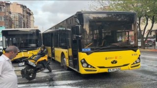 Şişhanede iki İETT otobüsü çarpıştı: Yola dökülen yağ sürücülere zor anlar yaşattı