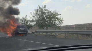 Siverekte seyir halindeki otomobil alev alev yandı