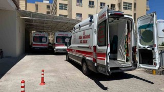 Siverekte traktör altında kalan biri çocuk, 2 kişi yaralandı