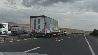 Sivrihisar'da tır bariyerlere çarptı: Şans eseri yaralanan olmadı
