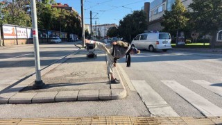 Sokak ortasında uzak doğu dövüş sanatı hareketleri yapan yaşlı adam