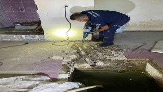 Su borusuna sıkışan yavru kediyi itfaiye kurtardı