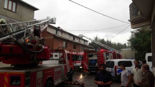 Sultanbeyli'de kentsel dönüşüm için boşaltılan binanın çatısı yandı: 1 kişi dumandan etkilendi