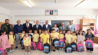Sultangazi Belediyesinden ilkokula başlayan öğrencilere çanta ve kırtasiye seti sürprizi