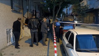 Sultangazi'de duvarlarında çatlaklar oluşan iki apartman tedbiren tahliye edildi