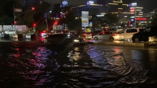 Sultangazi'de sağanak yağmur sonrası yollar göle döndü