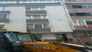 Sultangazide temel çalışması sırasında yan binanın temelinde kayma oldu
