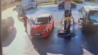 Şüphelinin para dolu poşeti alarak uzaklaştığı anlar; Kameraya yansıdı