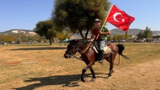 Tavşanlıyı temsil eden Kuyumcu isimli at Rahvan At Yarışlarında şampiyon oldu