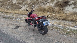 Tekeri kilitlenen motosikletten düşen sürücü yaralandı