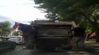 Temizlik işçileri yerde buldukları Türk bayrağını çöp kamyonun üzerine astı