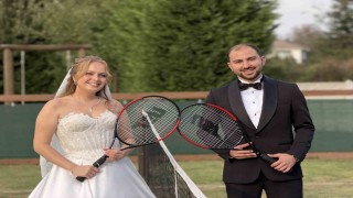Tenis kortlu köyde gelinlik ve damatlıkla maç yaptılar