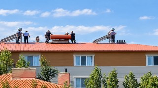 Tercan'da çatıya çıkan kişi ekiplerce ikna edilerek indirildi