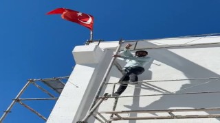 Ters dönen Türk bayrağını görünce dayanamadı, 10 metre yüksekliğindeki iskeleye tırmandı