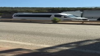 Ters şeride giren servis minibüsü tehlike saçtı