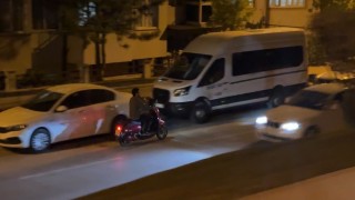 Ters yönde ilerleyen motosikletli hem kendini hem trafiği tehlikeye attı