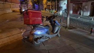 Ters yönden gelen alkollü motosiklet sürücüsü polis otosuna çarptı