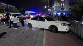 Ticari araçla çarpışan otomobil bina duvarına çarptı