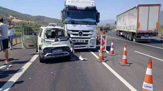 Tır, otomobile arkadan çarptı: 3 yaralı