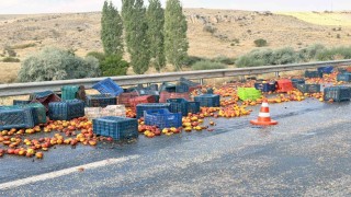 Tırın dorsesi yan yatınca şeftaliler yola saçıldı