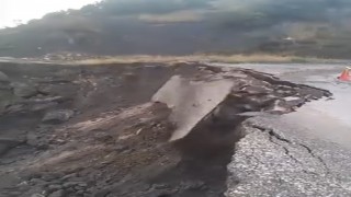 Tokat'ta sağanak sonrası köy yolu çöktü, çökme anı kamerada