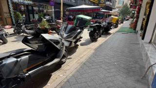 Trafiğe kapalı motosikler parkına açık sokak