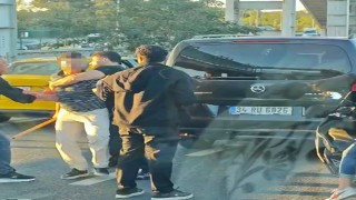 Trafik kazası sonrası çıkan yumruklu ve sopalı kavga kamerada