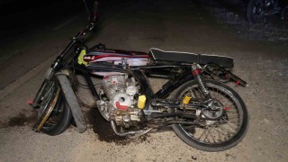 Trafik levhasına çarpan motosiklet hurdaya döndü: 2 yaralı