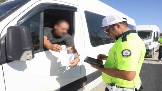 Trafik polislerinden okul servislerine sıkı denetim: Ayakta öğrenci taşıyan sürücülere ceza uygulandı