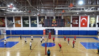 Tuncelide Ahilik Haftasında protokol ve esnaflar voleybol sahasında buluştu