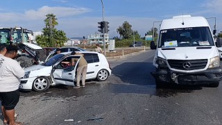 Tur minibüsü ile otomobil çarpıştı: 2 yaralı